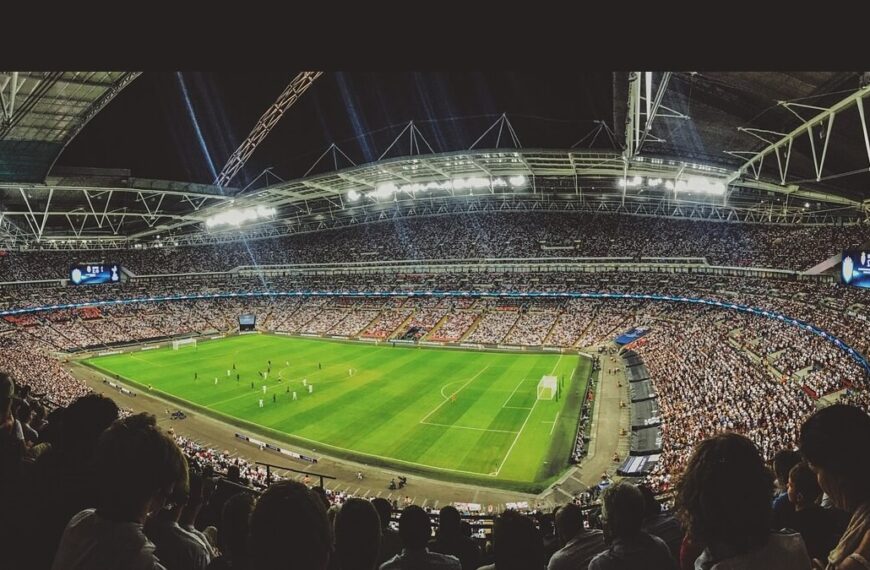 Estádio de futebol lotado: Como fazer apostas esportivas