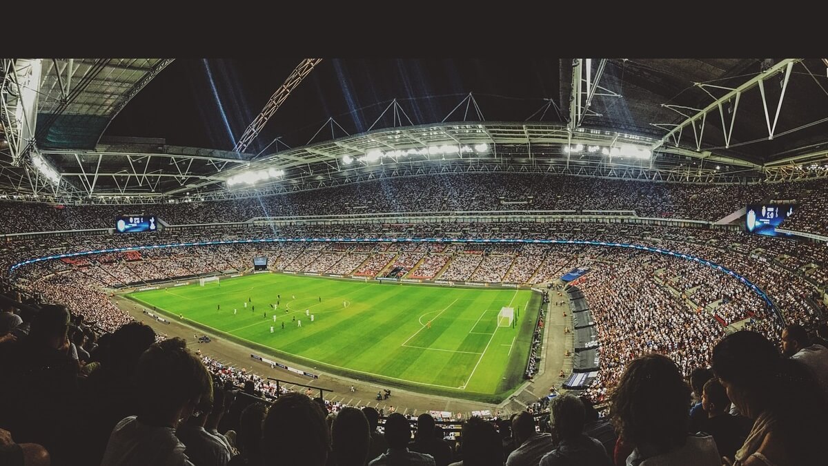 Estádio de futebol lotado: Como fazer apostas esportivas